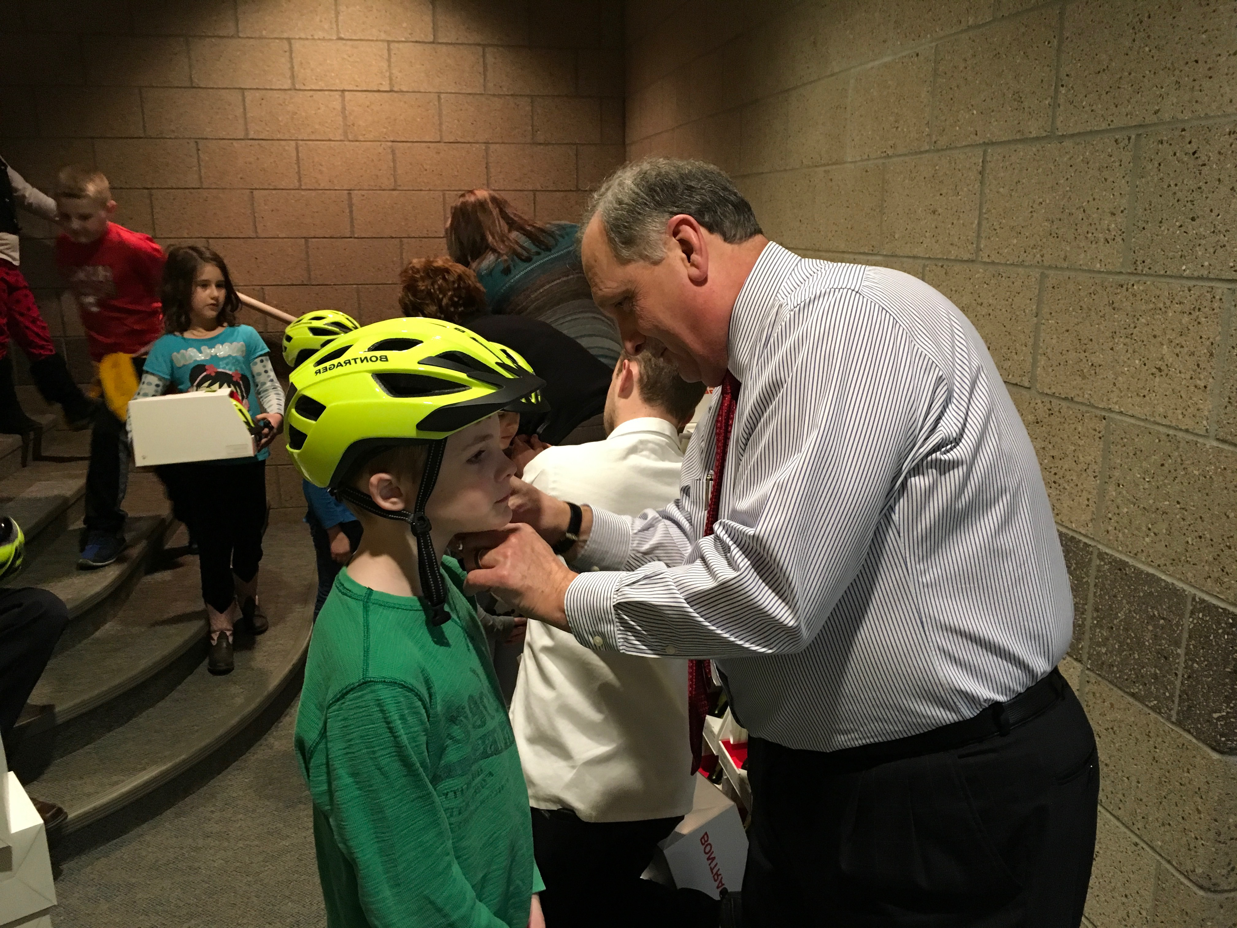 洋基顿二年级学生收到自行车头盔